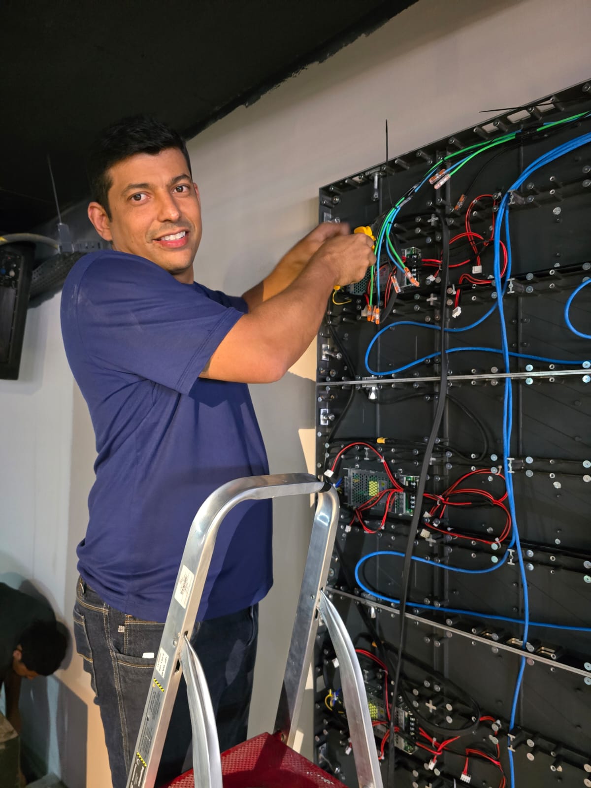 Técnico Infrared Executando Conexões de Precisão